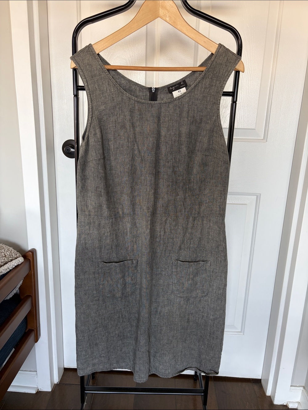 Agnes B. Paris. Sleeveless Gray Linen-Blend Shift Dress